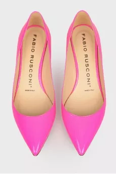 Sharp -nosed shoes on a low stiletto