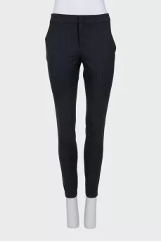 Cropped trousers with creases at the mid-waist