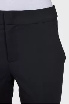 Cropped trousers with creases at the mid-waist