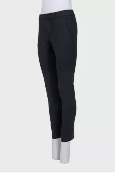 Cropped trousers with creases at the mid-waist
