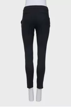 Cropped trousers with creases at the mid-waist