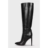 Black pointed-toe boots