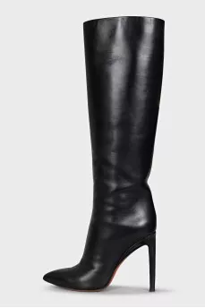 Black pointed-toe boots