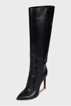 Black pointed-toe boots