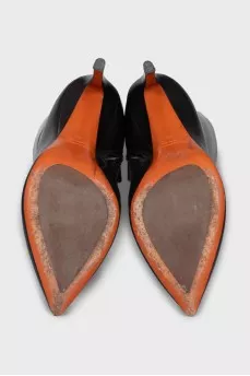 Black pointed-toe boots