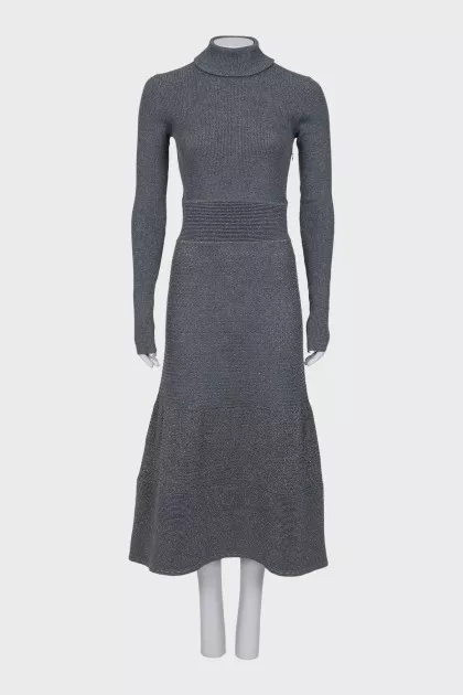 Fitted dress with shiny thread