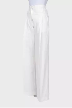 White trousers with a double belt