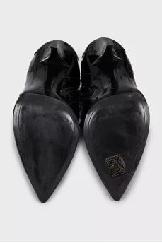 Patent leather boots with elastic bands