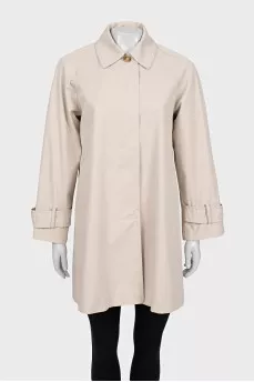 Loose-fitting buttoned coat