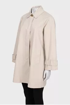 Loose-fitting buttoned coat