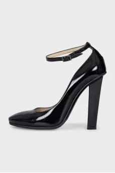 Black patent leather round toe shoes