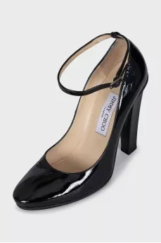 Black patent leather round toe shoes
