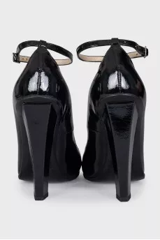 Black patent leather round toe shoes