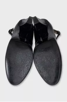 Black patent leather round toe shoes