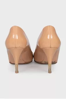 Patent leather shoes with gold heels