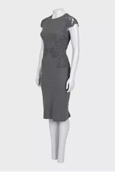 Сукня облягаючого крою декорована мереживом