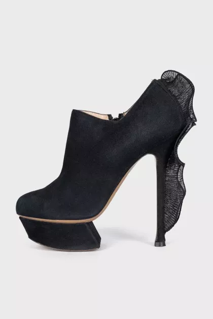 Ankle boots with voluminous decor