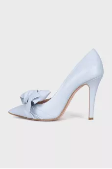 Leather pumps decorated with a bow
