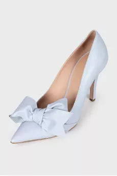 Leather pumps decorated with a bow