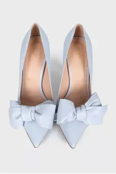 Leather pumps decorated with a bow