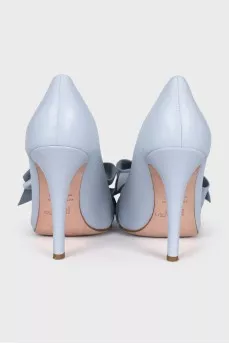 Leather pumps decorated with a bow