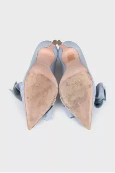 Leather pumps decorated with a bow