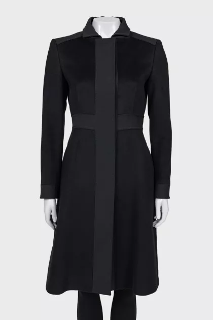 Fitted black coat with buttons