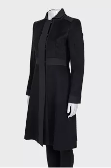Fitted black coat with buttons
