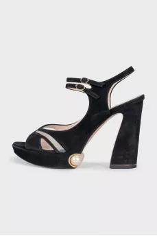 Suede sandals decorated with pearls