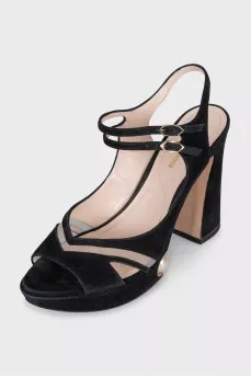 Suede sandals decorated with pearls