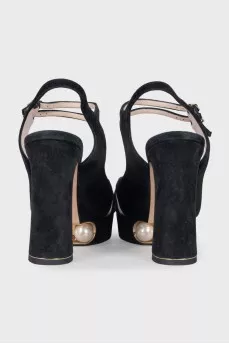 Suede sandals decorated with pearls
