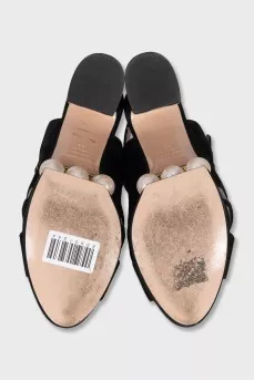 Suede sandals decorated with pearls
