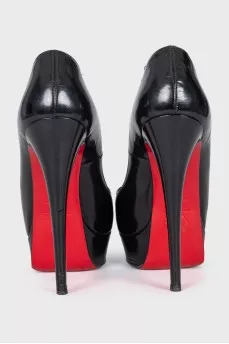 Black leather open-toe shoes