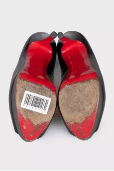 Black leather open-toe shoes