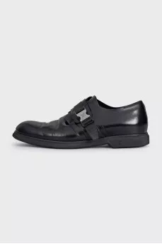 Men's leather shoes with decorative fastenings