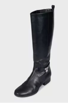 Leather boots with silver pendant