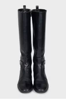 Leather boots with silver pendant