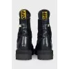 Men's boots with contrasting laces
