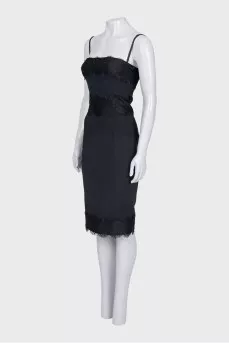 Fitted dress with lace straps