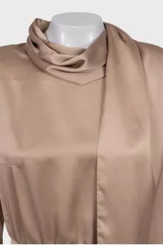 Атласное платье с завязками на шее