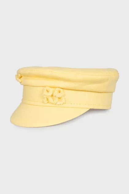 Linen cap with decor
