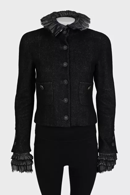 Cropped jacket with an accent collar