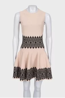 Fitted beige dress with a print
