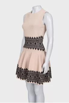 Fitted beige dress with a print