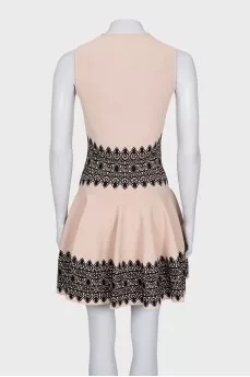 Fitted beige dress with a print