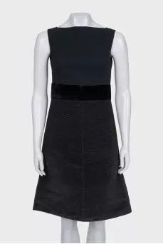 Fitted black dress with a zipper