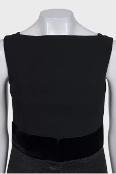 Fitted black dress with a zipper