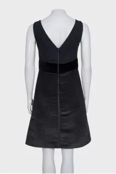 Fitted black dress with a zipper