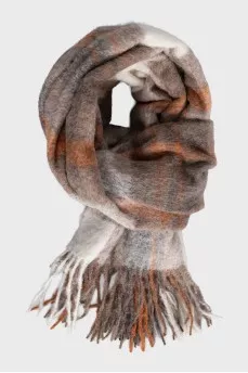 Checkered scarf decorated with fringe