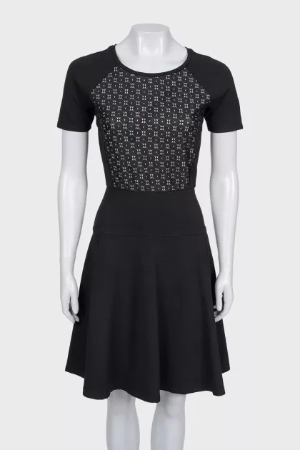 Fitted black dress with short sleeves